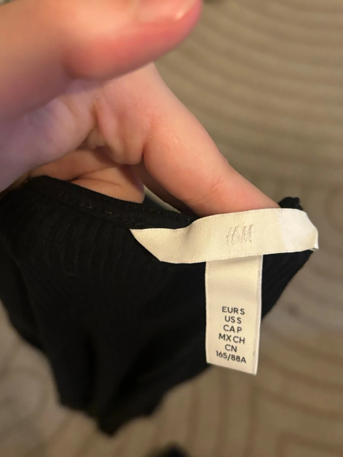 Svart ribbad långklänning med öppen rygg - 3