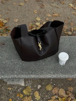 Svart Saint Laurent handväska - Ysl väska köpt begagnat på mintoo! Kvitto medföljer , skriv för fler bilder 🤍