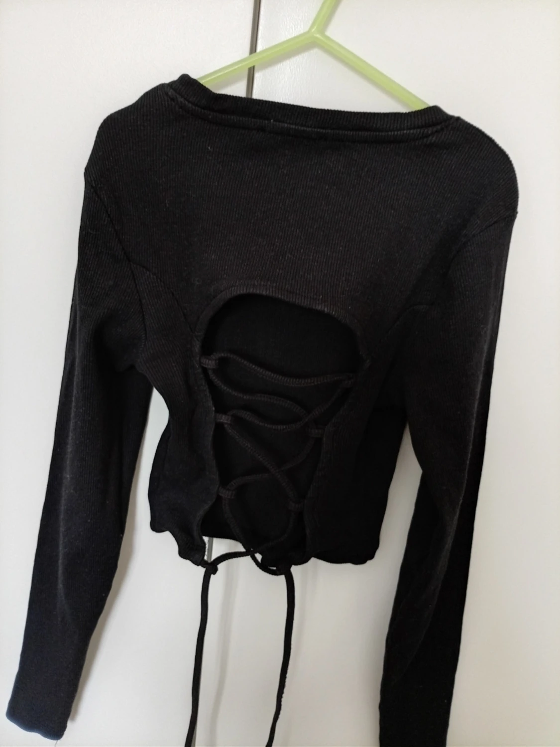 Svart croppad topp med snörning - 2