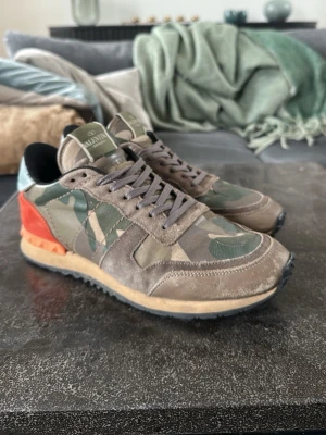 Valentino Rockrunners - Säljer dessa unika Rockrunners i en tvärfet colorway🍾 Storleken är 41 1/2 men sitter ca en storlek större. Dessa är knappast använda och är i sjukt bra skick. Skriv vid frågor eller funderingar🔥Priset är ej hugget i sten!🪨 
