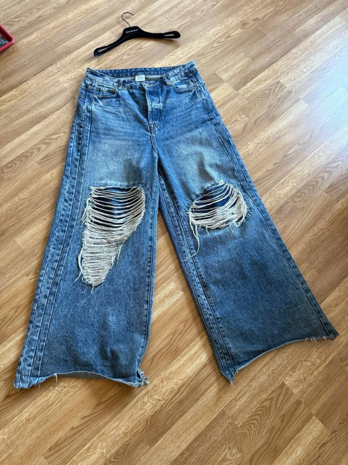 Blåa vida slitna jeans med hål - 1