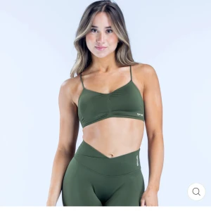 Olivgrönt träningsset från DFYNE - Hej🌸🌸 Säljer mitt olivgröna Dfyne vision set. De är i strl xs, men passar också xxs🫶🏽🧚🏽🧚🏽