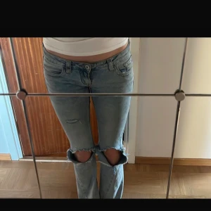 Ljusblå bootcut Jeans från Chelsea  - Säljer ett par ljusblå jeans med hål. Har ASS bra pass from enligt mig. Jag är 173 och dom passar mig ändå bra i längden. Fråga gärna om man vill ha någon mer bild på dom. 