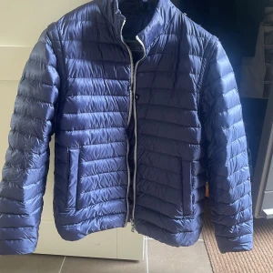 Herno vårjacka dunjacka strl 52 herr - Nästan helt ny vårjacka från Herno i riktigt bra skick. Perfekt nu till våren. Avtagbara ärmar som kan göra den till väst.Storlek 52. Inköpt i Italien för 6000:- förra året. Vid fler frågor eller funderingar är det bara att skriva.