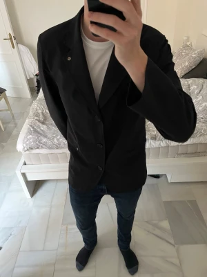 Svart kavaj jacka herr från Oscar Jacobson - Snygg kavajliknande jacka från Oscar Jacobson i ett väldigt fint skick! Ser som ny ut utan defekter. Vill du ha fler bilder så skriv, ljuset blev konstigt därför la jag ej upp fler bilder.                       ———————————————————————————                                               📐| Storlek: L                                                           👖| Märke: Oscar Jacobson                                  🔎| Skick: Som ny                                      