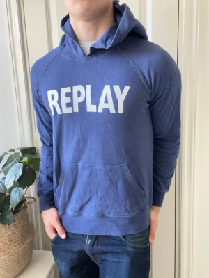 Replay hoodie - Replay hoodie, Inga defekter! Modellen i bilderna är 180 cm 75 kg och bär Storlek S liten på modellen  , Kom med frågor! 🌟 (Kan gå ned i pris vid köp av paket 😉) 