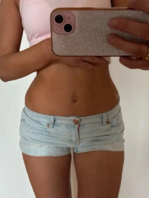Lågmidjade vintage jeansshorts  - Såå fina Lågmidjade vintage jeansshorts! Midjemått rakt över: 39. Jag är 168 och det är mina bilder, köp via köp nu direkt eller Swish, kvar tills markerad som såld 💖 