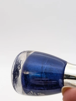 Blått glittrigt nagellack från Yes Love nästan full - Snyggt nagellack i en intensivt blå metallic-nyans från Yes Love. Kommer i en klassisk glasflaska med silvrigt lock och rymmer 16 ml. Perfekt för dig som vill ha en djärv och glansig look på naglarna.
