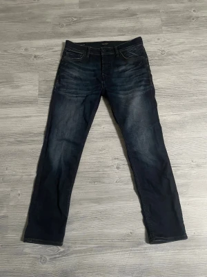 Jack & Jones Jeans  - Tja säljer nu dessa feta marinblåa jeansen i storlek 31/30 ifrån Jack & Jones för endast 299kr! Skriv i dm vid funderingar! Priset är ej hugget i sten!🙌