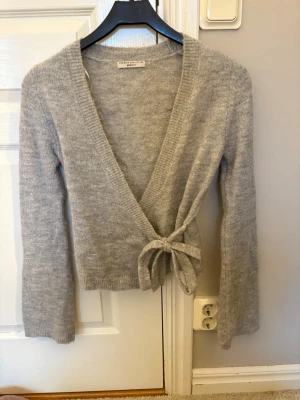 Grå omlottkofta från Gina Tricot - Jättefin kofta ifrån Gina💕Säljer då den inte kommer till användning längre💕