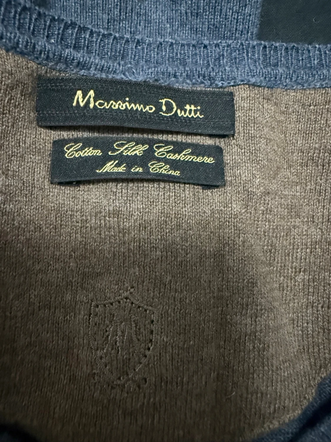 Blå V-ringad stickad tröja från Massimo Dutti - 2