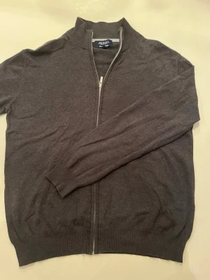 McEarl - Mörkgrå ziptröja från McEarl Original Premium Edition. 