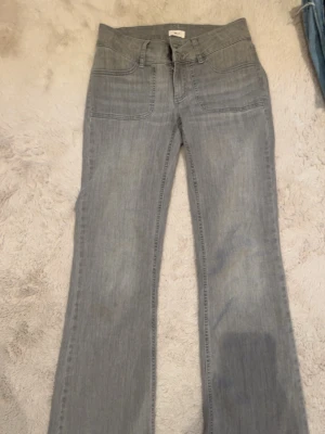 Ljusgrå bootcut jeans - Lågmidjade jeans från Nelly med fickor framtill, storlek 36