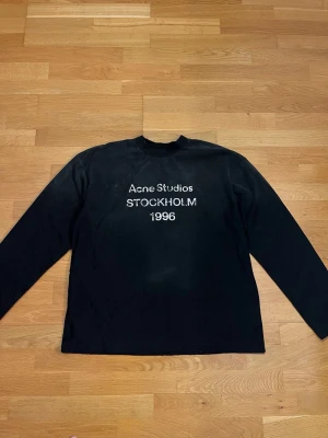 Acne Studio Sweatshirt -  En fin långarmad acnestudios långärmad tröja i storlek S, fint skick haft den runt 2 år. Passar runt 175-180 cm lång och passformen är baggy. Skriv vid någon fundering👍(REPLIKA)