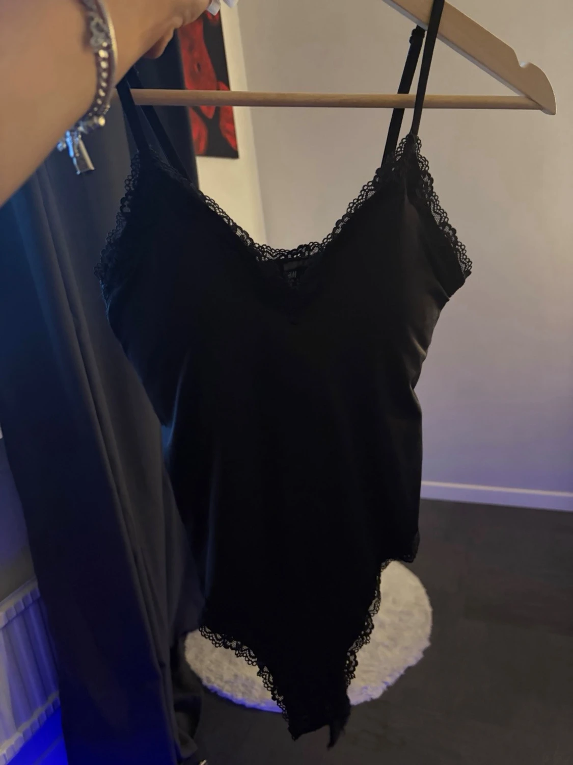 Svart body med smala axelband - 1