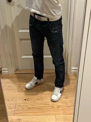 G-Star RAW jeans blå - Säljer ett par G-Star RAW Radar Slim jeans i mörkblå tvätt med snygga slitningar och kontrastsömmar. Perfekt för dig som gillar stilrena och moderna jeans med lite edge. Midja: 41 cm. Längd: 97 cm. Tveka inte att skriva om du har frågor🤙