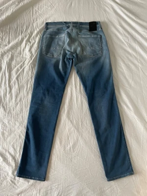 Replay anbass - Säljer ett par riktigt schyssta Replay Anbass i väldigt bra skick! Priset kan diskuteras vid snabb affär! Storlek: W32 L32. Hör av dig vid minsta fundering!