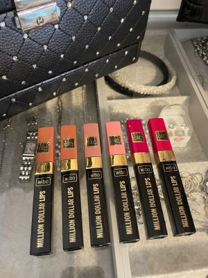 Läppglans - Wibo Million Dollar Lips läppglans. Finns i olika nyanser från nude, rosa till starkt cerise. 40kr/st eller alla för 200kr! 
