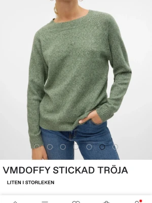 Grön stickad tröja från Vero Moda - Säljer min gröna stickade från vero Moda. Den är lite sliten vid änden av ärmarna ( be om fler bilder om du är intresserad). Köparen står för frakten💓 