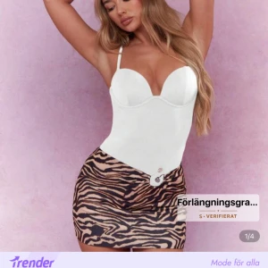 Vit body - Perfekt för en utekväll till ett par jeans eller en sommarfest med kjol. Den är ifrån shein i strl S har prislapp kvar kan absolut skicka med bilder. Original pris 180kr