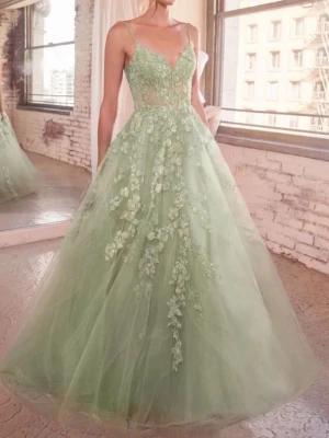 Grön tyllklänning med spetsdetaljer - Drömmig ljusgrön balklänning med tunna axelband och vacker tyllkjol. Klänningen har blommiga spetsapplikationer över hela livet och kjolen, vilket ger en romantisk och sagolik känsla. Perfekt för bal eller speciella tillfällen. Köptes för 6500kr på remans i Göteborg ❤️