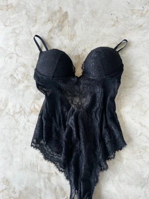 Spetsbody - Säljer min svarta spetsbody som bara har används en gång inga defekter!😊