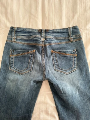Lågmidjade Promod Jeans - Säljer ett par lågmidjade jeans från Promod i storlek 38! Har klippt en slit längst ner eftersom de var ganska skinny vid köp. I super bra skick och inte använda särskilt mycket💗 