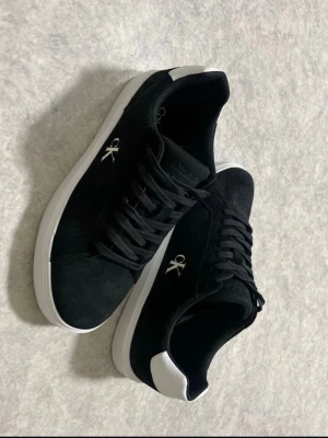 Calvin Klein skor - Ck skor i jätte bra skick. Använd 1 gång. Storlek 43. Läder material. Nypris: ca 1800 