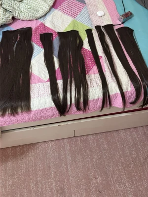 Mörkbruna löshår clips - Säljer ett set med mörkbruna löshår clips i flera längder och bredder. Håret är rakt och har en naturlig glans. Perfekt för att skapa fylligare och längre hår. Clipsen är enkla att fästa och ta bort. Materialet är jättebra. man kan platta och locka det stannar som du vill ha det tills du ändrar stilen 