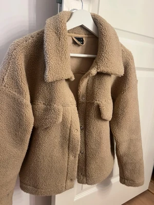 Teddy jacka - Snygg teddy jacka i fin skick, är i storlek S från gina ticot 