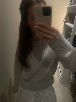 Ljusgrå hoodie med huva - En enkel och stilren ljusgrå hoodie med huva och dragsnören. Tröjan har ribbade muddar vid ärmslut och nederkant, vilket ger en snygg passform. Perfekt för dig som gillar en avslappnad look. Materialet ser ut att vara mjukt och bekvämt. Den är i stoleken 146/152 och är från Gina Tricot. Skriv såklart till mig ifall du har några frågor eller funderingar!❤️
