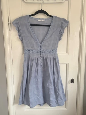 Ljusblå kortklänning med volangärm - Supersöt ljusblå klänning från NA-KD.