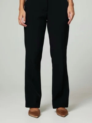 Svarta kostymbyxor - Snygga svarta kostymbyxor. Byxorna har hällor för skärp. Perfekta för en clean och stilren look. Materialet känns mjukt och följsamt, troligtvis polyesterblandning.