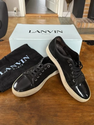 Lanvin cap toe - Säljer nu ett par stilrena svarta Lanvins i otroligt bra skick! Skorna är sparsamt använda och har mycket kvar att ge. Storlek: uk 5 vilket motsvarar 39 men passar dig som har upp till 41 utan problem. Dustbag samt box medfås vid köp. Priset är diskuterbart vid snabb affär. Tveka inte på att fråga om fler bilder eller info🙌