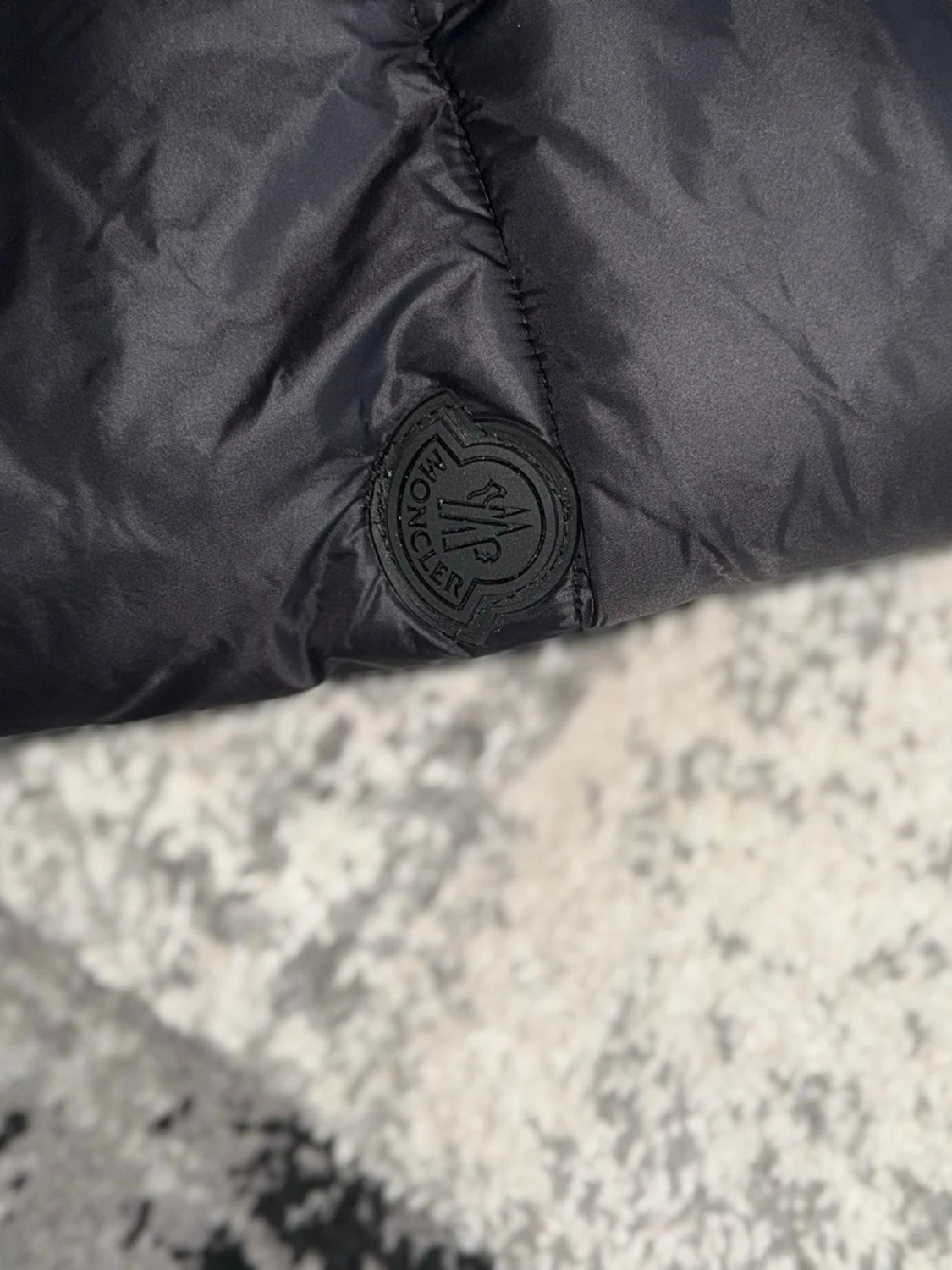 Svart dunjacka med huva från Moncler - 3