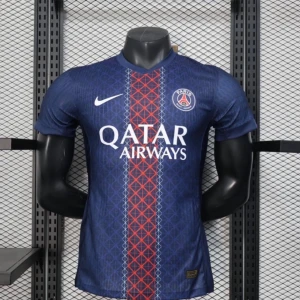 PSG matchtröja blå Nike - Snygg blå PSG matchtröja från Nike med röd och vit grafisk rand i mitten, klubbmärke på bröstet och Qatar Airways som sponsortryck. Tröjan har korta ärmar och rund hals, perfekt för fotboll eller träning.