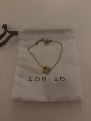 Guldigt fyrklöverarmband från Edblad - Snyggt armband i guldton från Edblad med en liten fyrklöverberlock. 💕💕