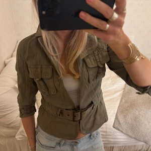 Khaki militärjacka - Så nice jacka, stängs med bälte i midjan🫰🏼 storlek M men kan nog passa även s! (Jag brukar vanligtvis ha s)