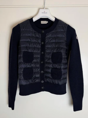 Moncler cardigan dam marin blå  - Moncler tjej cardigan, storlek S. Skick super fint! Pris 4490kr finns att köpa på våran hemsida, Fashionels.com