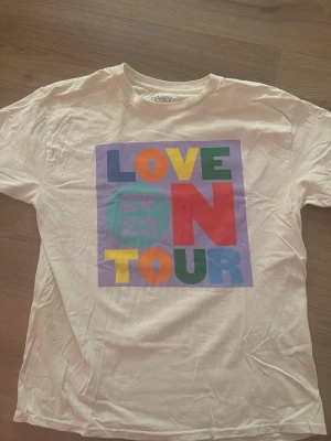 T-shirt - T-shirt från Harry styles love on tour 2023💌helt oanvänd då det tyvärr inte är min stil