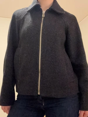 Superfin vårjacka  - Superfin vårjacka som passar till allt och är speciellt snyggt till våren/hösten! Säljer så jag inte får användning!💕