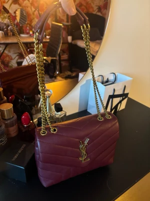 YSL väska - Jätte fin väska från YSL!💕 en del defekter o därmed priset