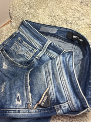 Replay jeans - | Skick: 10/10 | Färg: Blå | Modell: 172cm 65kg | Vad inkluderas: Enbart jeansen | Nypris: 1 100kr |