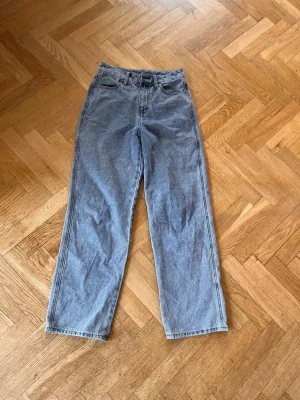 Ljusblå raka jeans - Ett par ljusblå jeans med rak passform och hög midja. Klassisk femficksmodell i ett mjukt denimtyg. Perfekta för en avslappnad och trendig look. Inga synliga loggor eller märken på jeansen. Fråga om mått! 💕
