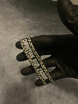 Díor armband - Säljer nu den här feta armbandet! Skriv om ni har ytterligare frågor!