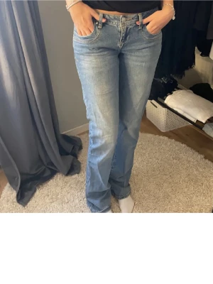 Jeans - Säljer ett par ljusblå jeans med bootcut passform och klassisk fem serpentiner från Ltb⭐️❤️. Jeansen har en snygg broderad detalj på bakfickan. Perfekta för dig som gillar en avslappnad och tidlös stil. Storlek W29 L 34.men små i storlek 