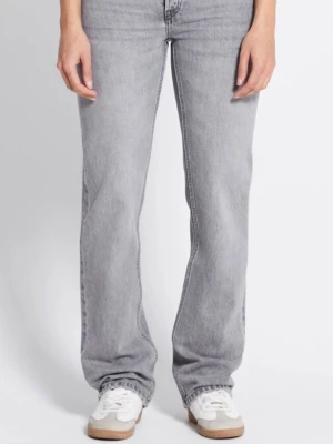 Grå raka jeans från 157 - Snygga grå jeans från 157 med klassisk femficksdesign och raka ben. Jeansen har en normal passform och är tillverkade i mjukt denimtyg som ger en chill vibe. Perfekta att matcha med sneakers och hoodie för en avslappnad look.