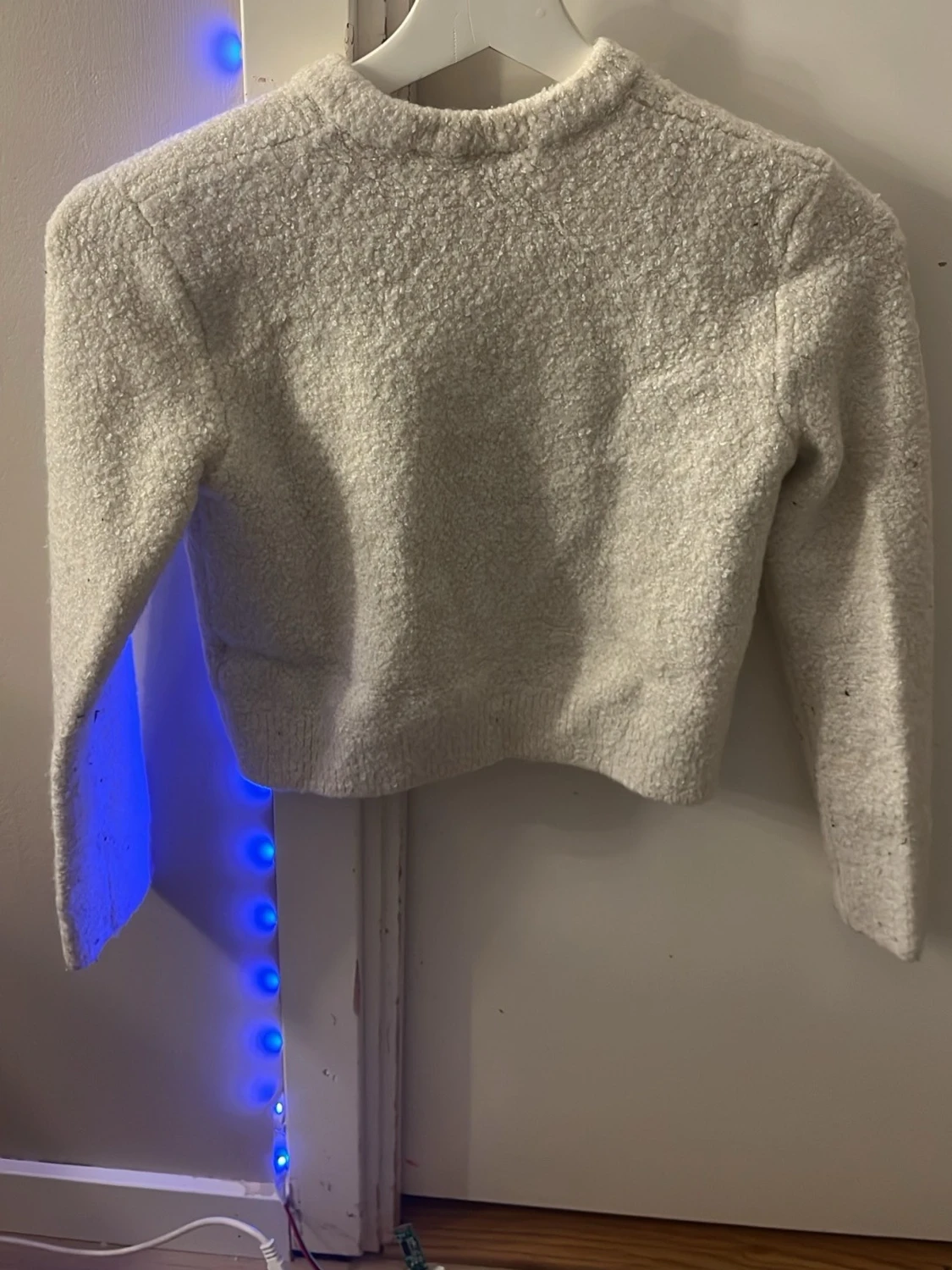 Vit bouclékofta med guldknappar - 1