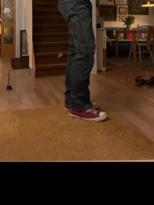 Mörkblå raka jeans - Säljer ett par mörkblå jeans med rak passform och klassisk femficksdesign. Jeansen har normal midja och är tillverkade i denim. Perfekta för dig som gillar en avslappnad stil. De har riktigt sköna fades. 