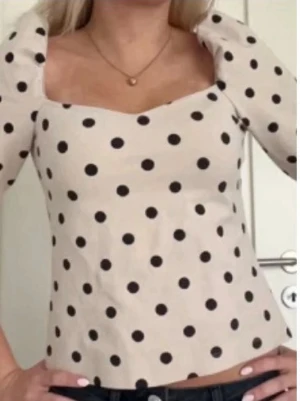 Beige prickig topp - Inte min bild! Köpte på Sellpy men passar mig inte